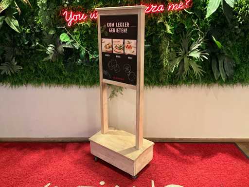 Cartello mobile su marciapiede con illuminazione