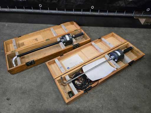 Various measuring machines (2x)