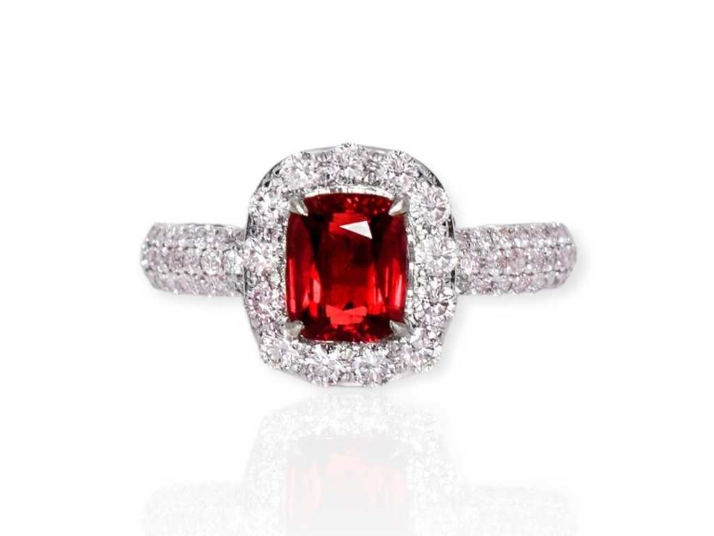 Hoge sieradenring in natuurlijke intense rode spinel met natuurlijke roze diamanten 1,93 karaat