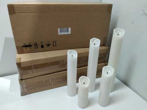 4 seturi cu 5 lumân?ri de cear? cu func?ie de pâlpâire.