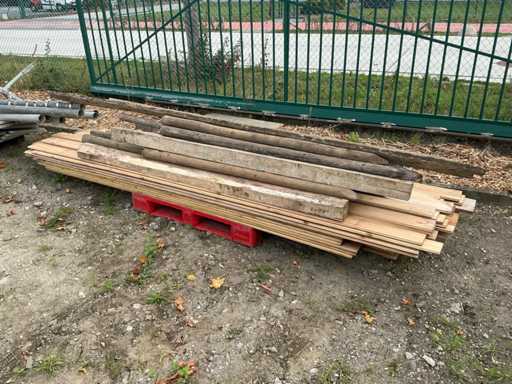 Lot houten palen en planken Bouwhout
