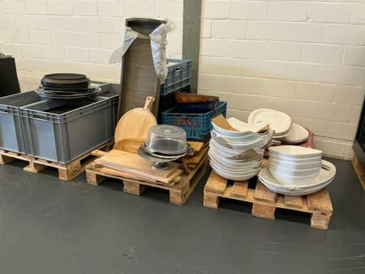 Diverse servies aardewerk en hout