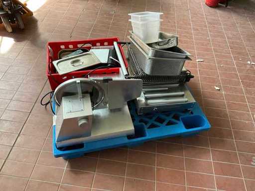 Affettatore con contenitore gastro