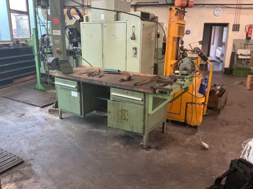 Werkbänke mit Inhalt (2x)