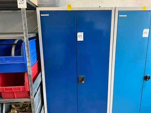 Metalschrank mit Inhalt