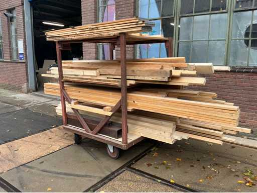 Diverse houten balken en latten