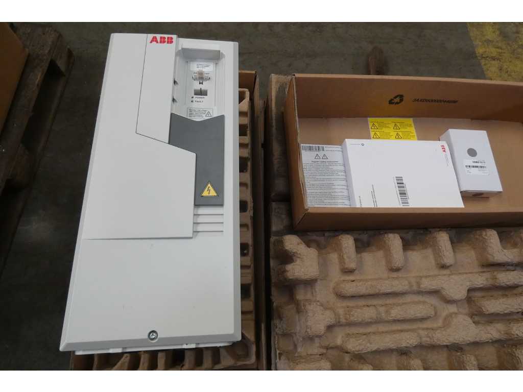 ABB - ACS580-01-039A-4+J400 - acționare 18.5kW 400/480 V 38/34A