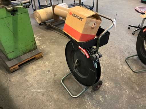 Aparat de legare pentru curea de o?el cu c?rucior