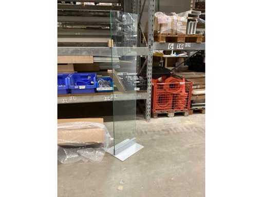 Una mensola in vetro larga 43cm x alta 180cm può essere smontata su piastra d'acciaio