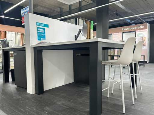 Hochtisch mit Trennwand