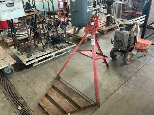 1/8 A2 Pijpschroefbank op driepikkel