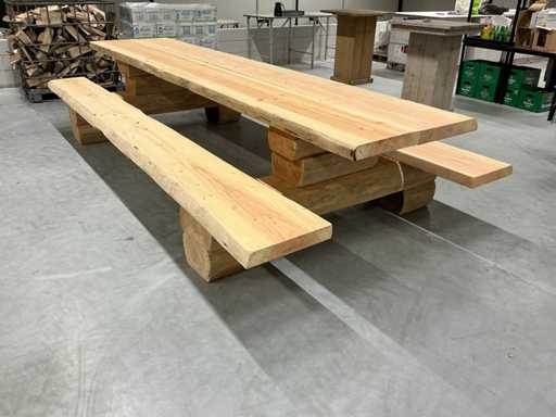 Modelul german Robust Garden Bench