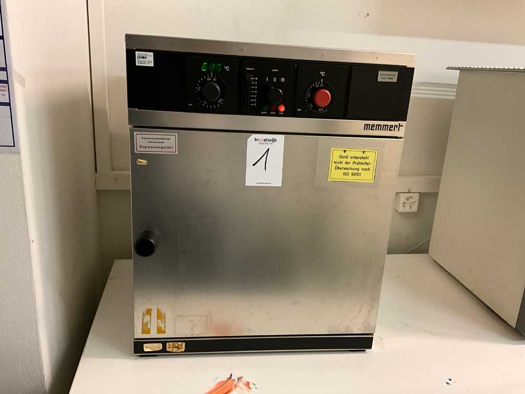 Memmert UM 400 Drying Oven