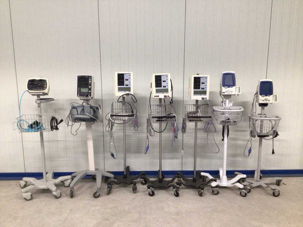 Different blood pressure monitors (7x)