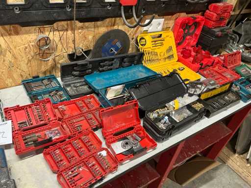 Charge von Bohrern, Bohrern usw.