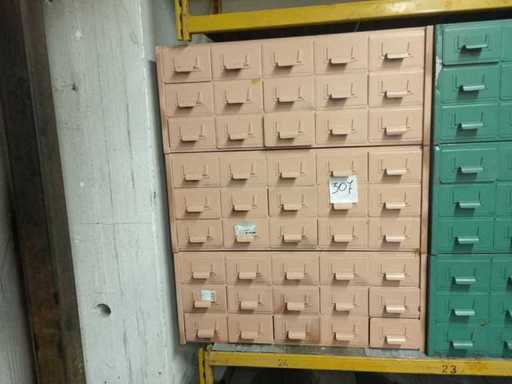 Metalen ladekast met drie sectoren en 45 lades