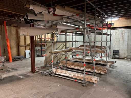 Molto materiale professionale per impalcature