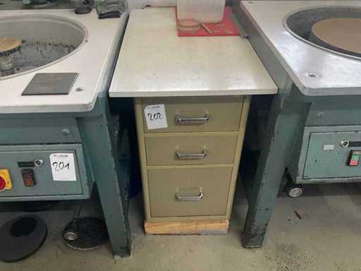 Schubladenschrank mit Inhalt