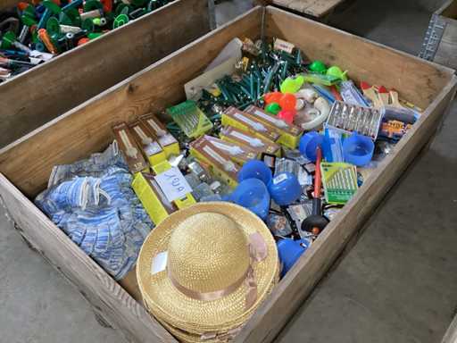 Diverse apparatuur in houten behuizing