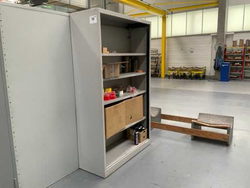 Armoire d’atelier avec contenu