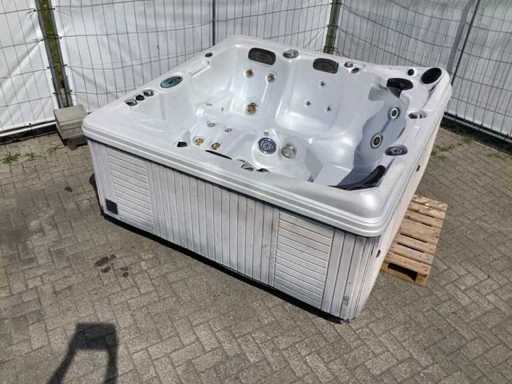 Dynasty Spa - Jaccuzi