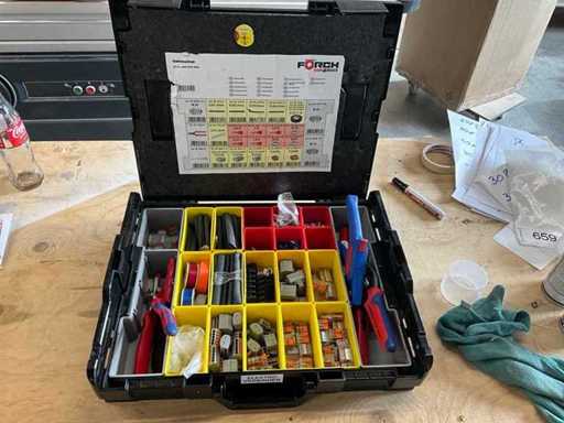 Variedad de ensamblajes eléctricos Förch, incluyendo la herramienta Knipex y terminales WAGO en Varo Boxx, idénticos a los Sortimo L-Boxx