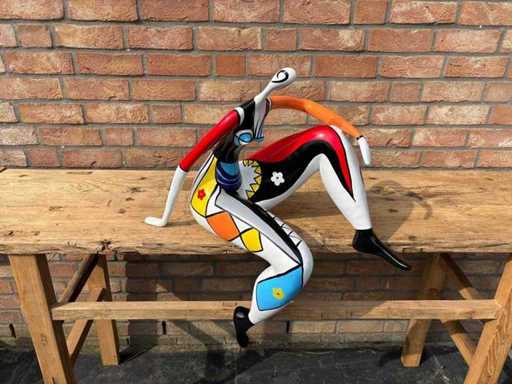Skulptur einer sitzenden Frau, 66 cm hoch 