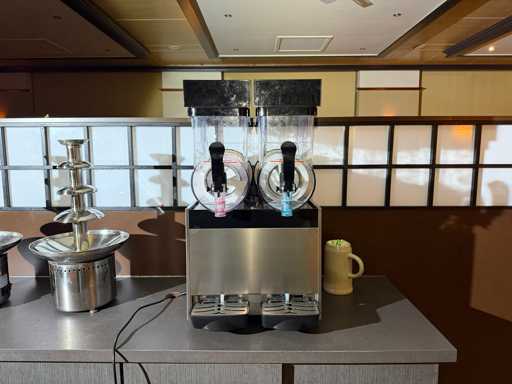 Distributeur double de chiots à la main