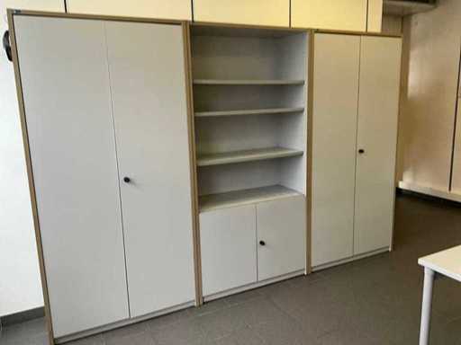Armoires de rangement (6x) + tables (3x)