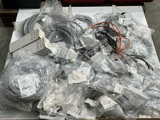 Partia różnych kabli łączących