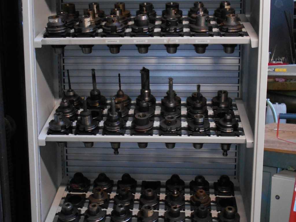 Fräswerkzeug ISO50 im Schrank