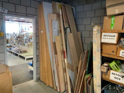 Lotto di lastre e travi di legno