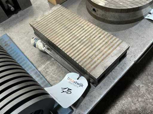 Magnetic clamping table