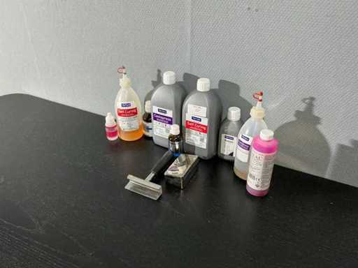 Vari fluidi dentali e materiali acrilici