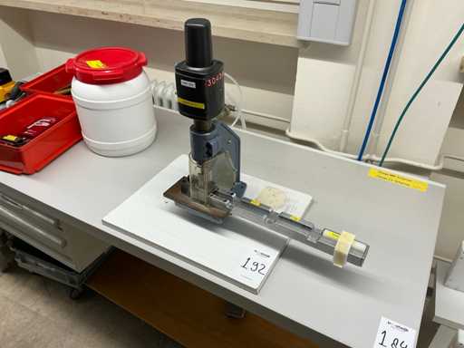 Pneumatic stamping machine