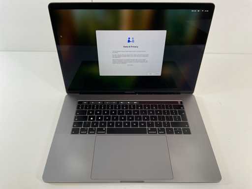 Apple MacBook Pro 15,4", Core(TM) i7 8. generacji, 16 GB RAM, 256 GB NVMe, AMD Radeon Pro 555X 4 GB Laptop
