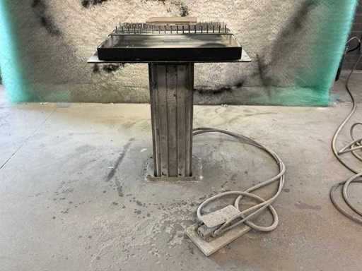 Pneumatic lift table