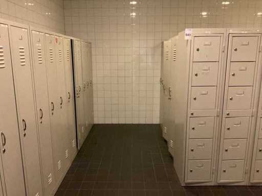 Beaucoup d’armoires de casier (25x)