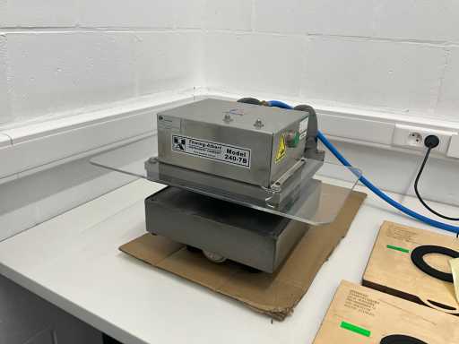 Coupeuse d’échantillons THWING-ALBERT modèle 240-7B