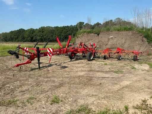Lely Lotus 900 z 2008 roku z tyłem do przeciągania siana