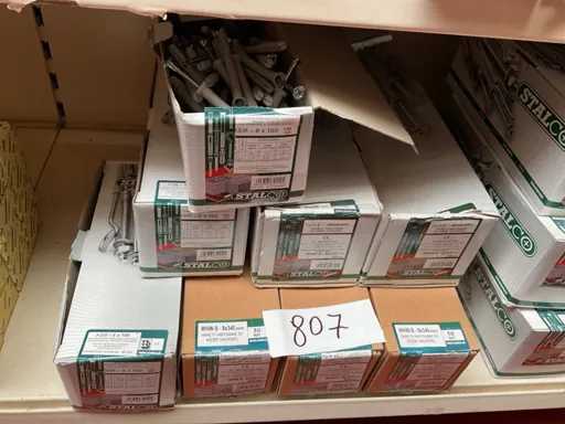 8 dozen slag pluggen en houtschroeven
