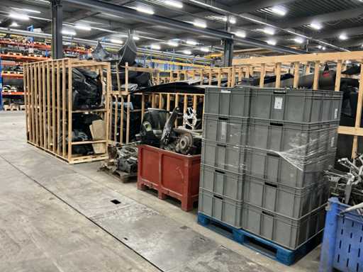 Batch of Mercedes-Benz auto parts