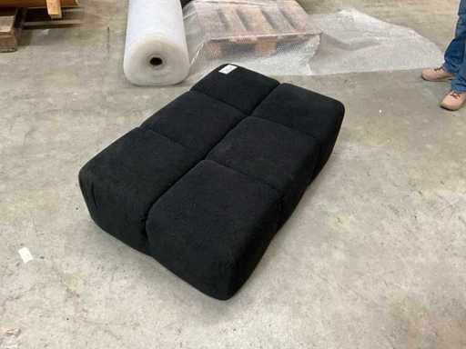 B&B italia Modelo: otomano en tiempo tufpy, tapicería negra, dividida en seis partes 1,00 x 0,65 m