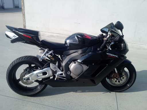 2005 Honda CBR 1000 rr Motociclet?