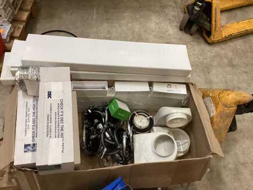 Molto materiale di ventilazione misto, condotti, morsetti, tubi flessibili