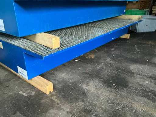 Oil drip pan