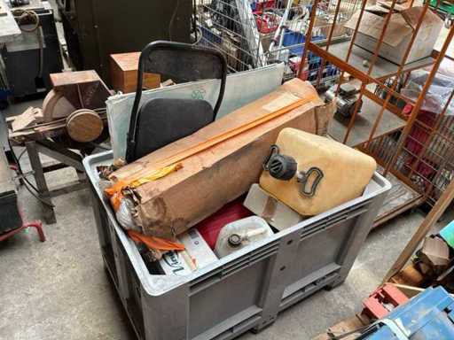 Veel verschillende jerrycans en andere