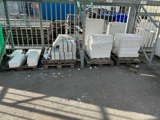 Palette mit Überresten von belüfteten Betonblöcken und Sandkalkziegeln (4x)