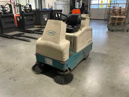 Măturătorul Tennant 6100 2008