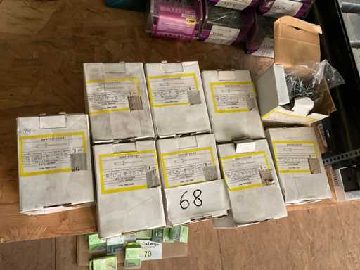 9 Kisten mit Blindnägeln